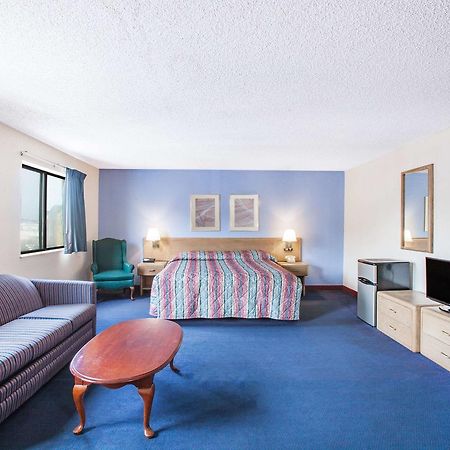 Super 8 By Wyndham Hot Springs Hotel Exterior photo